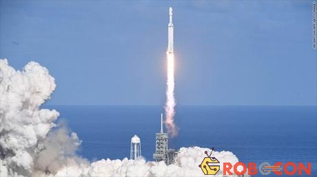 Tên lửa Falcon Heavy rời bệ phóng hôm 6/2.