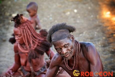Nhiếp ảnh gia người Ireland Trevor Cole đã tới đây để tìm hiểu cuộc sống và văn hóa của người Himba.