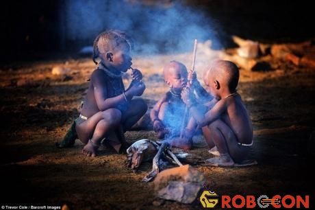Phụ nữ Himba có trách nhiệm chăm sóc trẻ em
