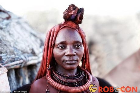Phụ nữ Himba không tắm, thay vào đó, họ làm sạch cơ thể với cây thơm và các loại nhựa cây.