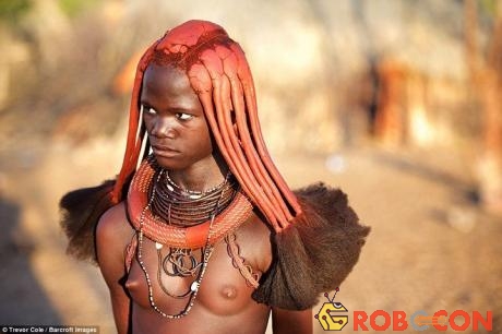 Các cô gái Himba sẽ bện tóc thành nhiều bím và bôi hỗn hợp gồm đất sét và đất son đỏ lên đầu.