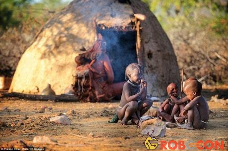 Bộ lạc Himba được chính phủ Namibia bảo bảo vệ nghiêm ngặt để cuộc sống của họ không bị ảnh hưởng