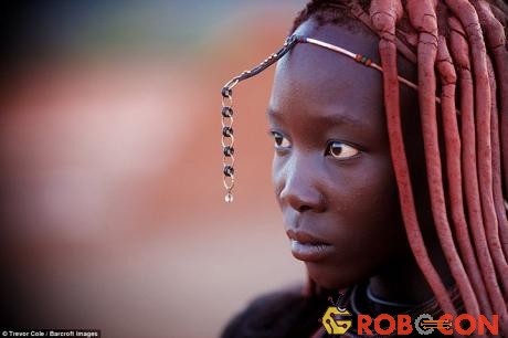 Phụ nữ Himba tin rằng màu đỏ là đẹp và tượng trưng cho trái đất và máu.