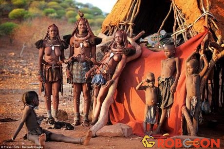 Bộ lạc Himba sống chủ yếu ở Kaokoland thuộc khu vực Kunene, phía Bắc Namibia 