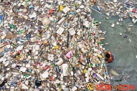 Rác thải tràn ngập một con sông, đa số là rác nhựa 