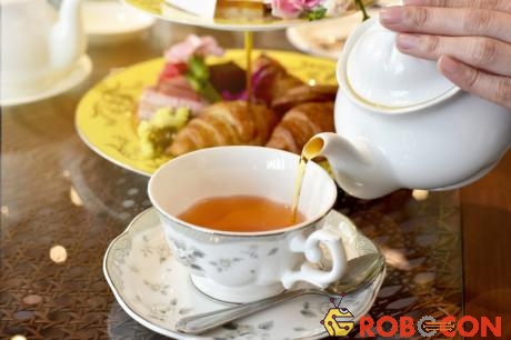 Nữ hoàng thường nhâm nhi ít trà vào bữa sáng hoặc chiều.
