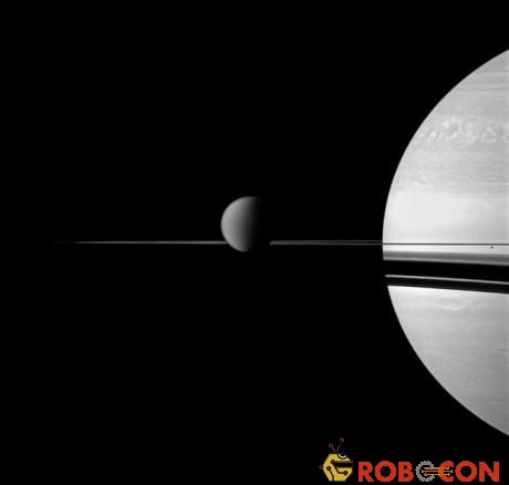Vành đai mỏng của sao Thổ với mặt trăng