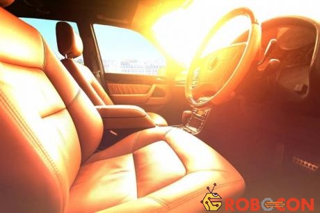 Nhiệt độ trong xe có thể tăng cao hơn nhiều so với nhiệt độ ngoài trời trong ngày nắng nóng.