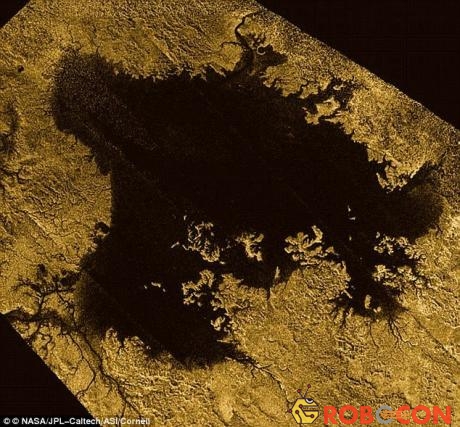 Bề mặt Titan có biển và hồ chứa hydrocarbon dạng lỏng rất trù phú.