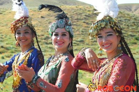 Các cô gái Uzbekistan nhảy múa trong trang phục truyền thống.