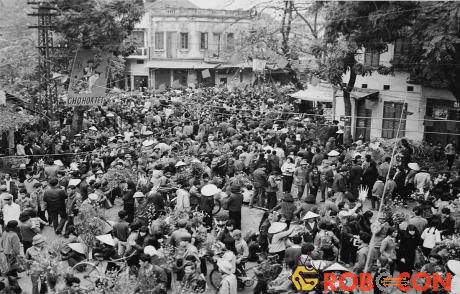 Chợ hoa tết Ất Mão 1975 tại Hà Nội.
