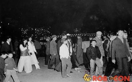 Nhân dân Hà Nội đón giao thừa bên Hồ Gươm tết Giáp Thìn 1964.