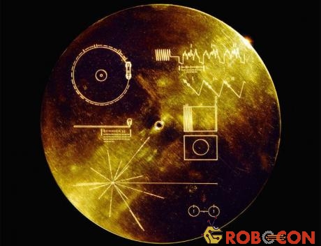 Đĩa ghi vàng được đưa vào vũ trụ trên lưng tàu thăm dò Voyager 1 và 2.