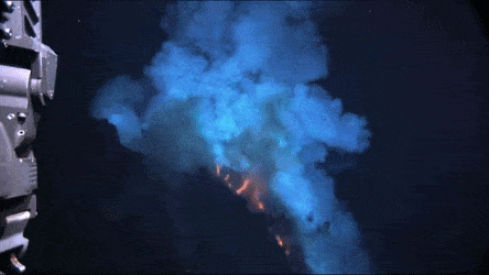 Núi lửa phun trào trong lòng đại dương.