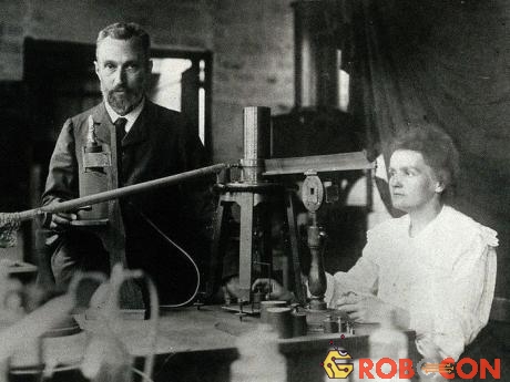 Vợ chồng Marie Curie cùng nhận Nobel Vật lý năm 1903.