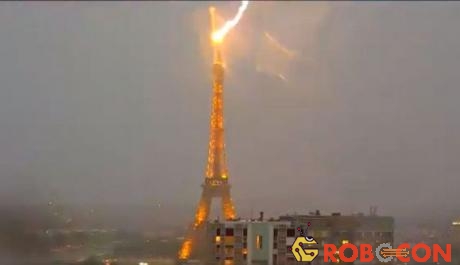 Hình ảnh tháp Eiffel bị sét đánh trúng trong trận bão.