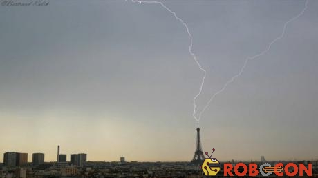 Hình ảnh sét đánh trúng tháp Eiffel do người dân địa phương ghi lại.