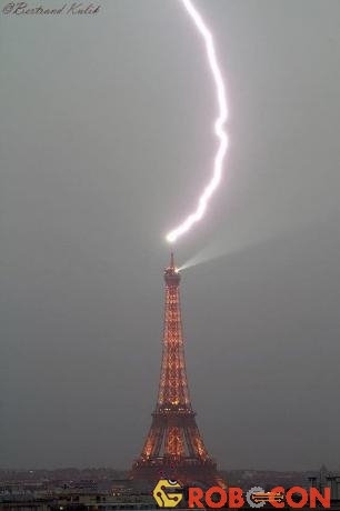 Hình ảnh sét đánh trúng tháp Eiffel 