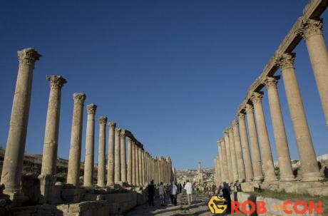 Jerash - thành phố cổ ở Jordan nổi tiếng với các cột kiến trúc cổ thời Hy Lạp-La Mã.