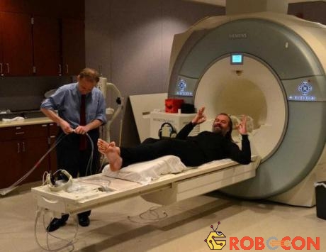 Các nhà khoa học thử quan sát những biến đổi cơ thể của Hof bằng máy quét MRI.