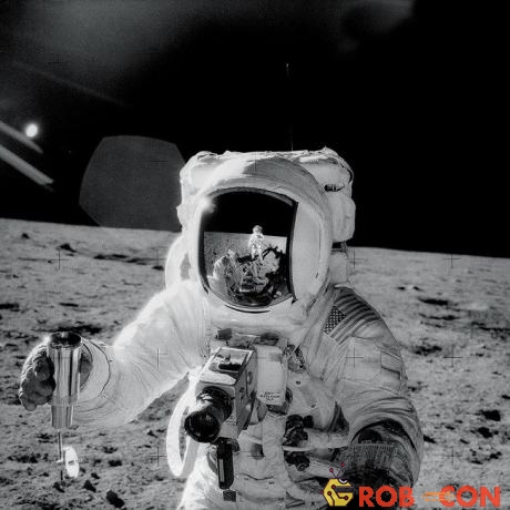 Phi hành gia sứ mệnh Apollo 12 thực hiện nhiệm vụ trên Mặt trăng