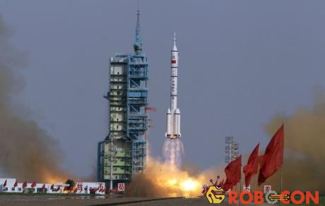Tên lửa đưa ba phi hành gia lên trạm Thiên Cung 1. 