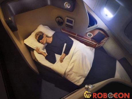 Hành khách đang ngủ trên chiếc giường êm ái hạng thương gia của hãng hàng không Qantas.