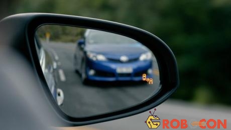 Ngay cả gương chiếu hậu cũng không giúp lái xe có thể quan sát hết mọi thứ phía sau