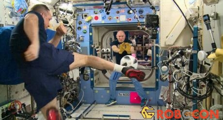 Hai phi hành gia đá bóng trên trạm ISS.