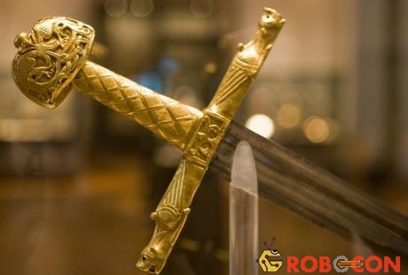 Thanh kiếm Joyeuse hiện được trưng bày tại bảo tàng Louvre, Pháp.