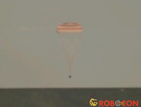 Tàu vũ trụ Soyuz đưa các phi hành gia trở về Trái đất an toàn. 