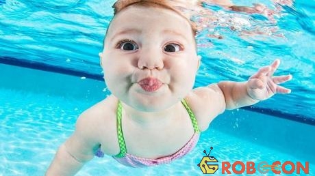 Các bé thường được đi học bơi từ khá sớm để giảm tỉ lệ đuối nước khi lớn lên.