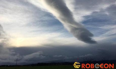 Đám mây mang hình dạng đặc biệt xuất hiện trên cao.
