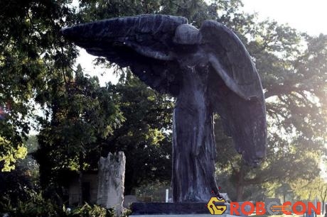 Bức tượng Nữ thần đen trong nghĩa trang Oakland.