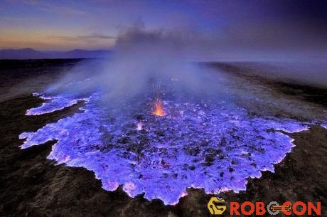 Miệng núi lửa chứa một hồ axit và lưu huỳnh màu xanh rộng hàng km. 