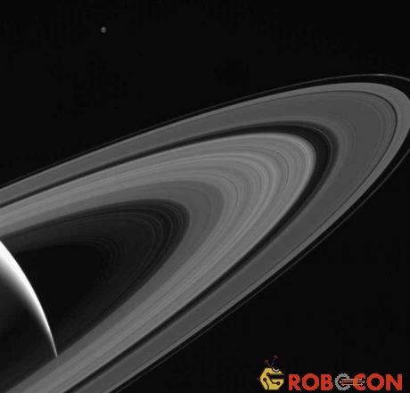 Tethys (góc trên, bên trái) đang quay quanh sao Thổ 