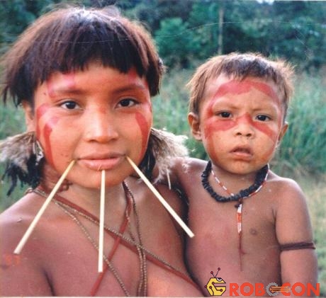 Một phụ nữ Yanomami bên đứa con của mình.