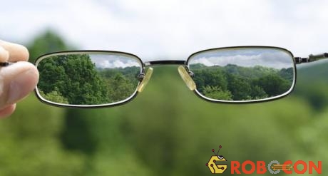 Một chiếc kính mắt giúp điều chỉnh lại tiêu cự là đủ để giải quyết vấn đề.