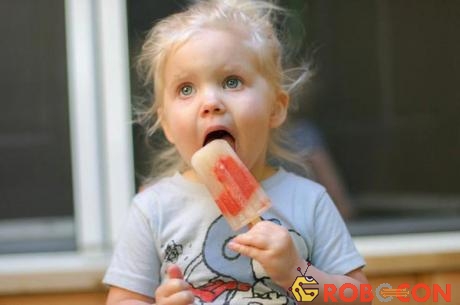 Nếu chẳng may dính lưỡi vào đá lạnh hay đang ăn kem mà bị dính chặt vào lưỡi, bạn cần hết sức bình tĩnh.