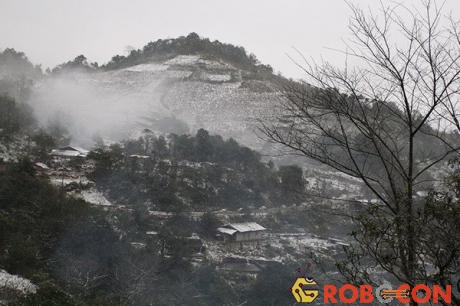 Tuyết đang bắt đầu rơi dày hơn và trải rộng xuống khu vực thị trấn Sa Pa. 