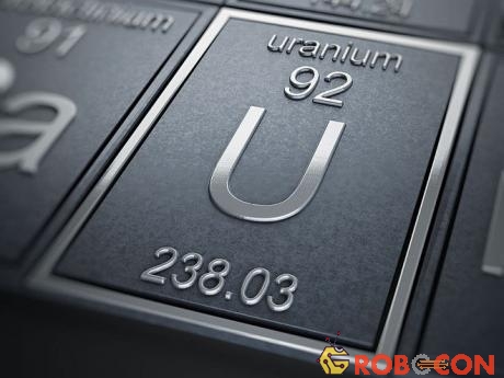Uranium là một kim loại dạng rắn, phóng xạ yếu, thường được tìm thấy trong đất, đá và nước ngoài tự nhiên.