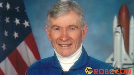 Cựu phi hành gia tài năng của NASA, John Young.