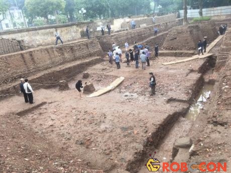 Toàn cảnh hố khai quật ở phía Đông điện Kính Thiên - Hoàng thành Thăng Long.