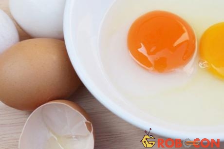 Lòng đỏ trứng màu vàng nhạt và cam đậm đều có cùng một lượng protein và chất béo