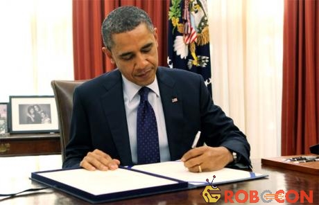 Cựu tổng thống Mỹ Barack Obama sử dụng tay trái để ký.