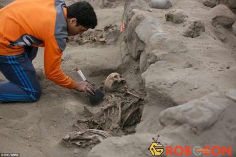 Các thi hài được chôn khá nông trong vùng hoang mạc cằn cỗi đất đá