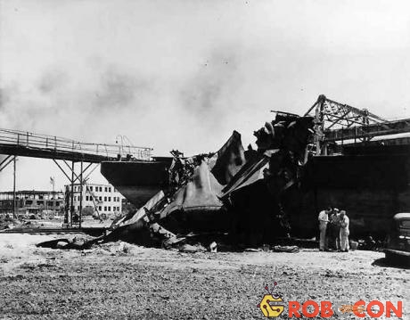 Sà lan Longhorn II thậm chí còn bị thổi bay khỏi mặt nước do vụ nổ.