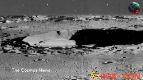 Bức ảnh mô tả một đối tượng rất lạ, khá dài nằm bên trong miệng núi lửa manlius trên Mặt trăng.