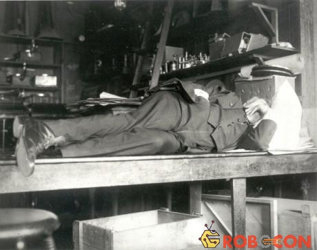 Thomas Edison ngủ trên ghế trong phòng thí nghiệm vào năm 1911.