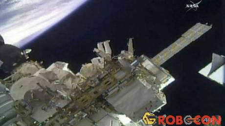 Hai phi hành gia Drew Feustel và Ricky Arnold đã đặt các máy quay mới lên ISS
